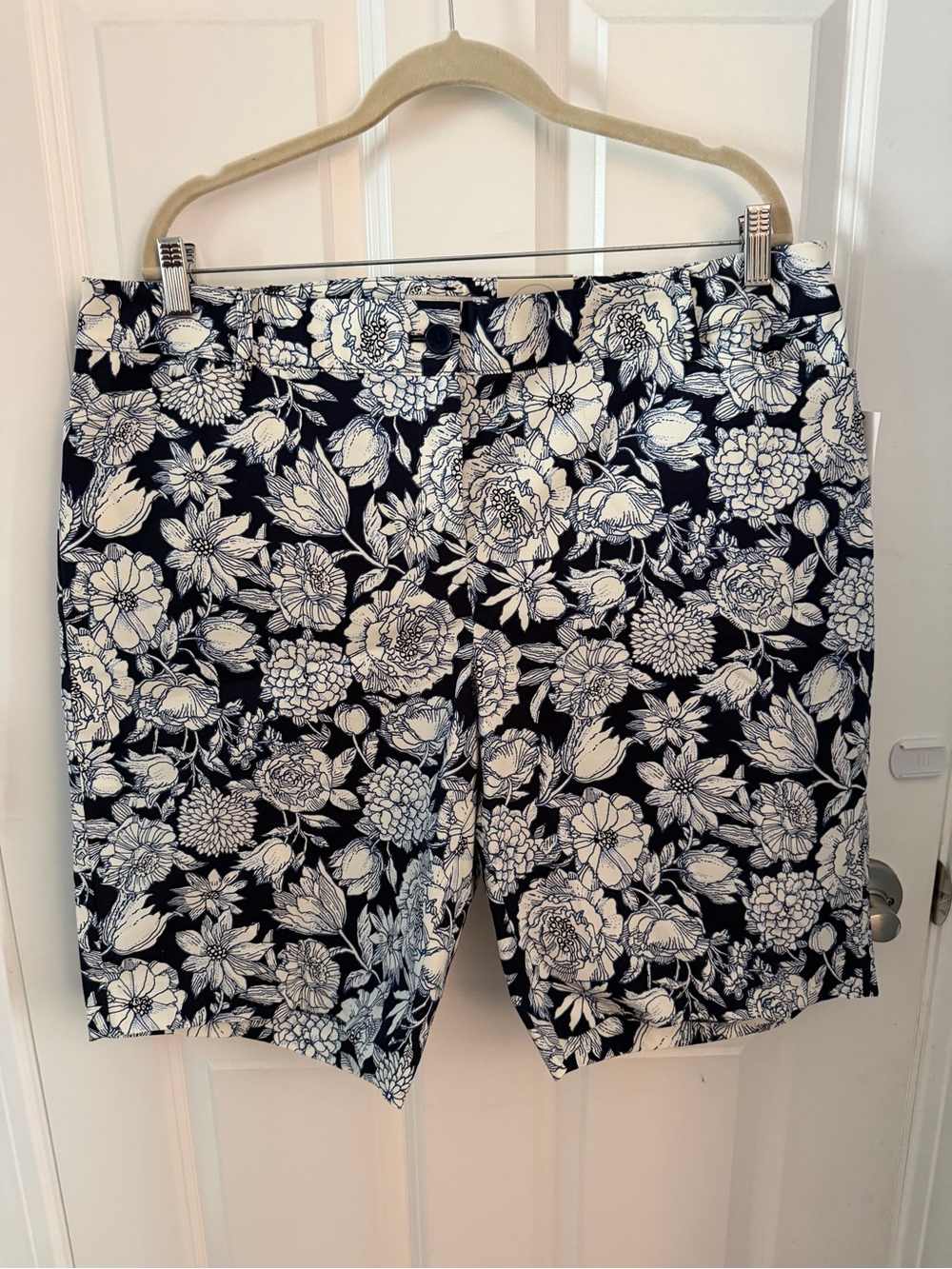 NWT Womens 16W Talbots Navy & White Floral Shorts - 10.5” Bermuda short